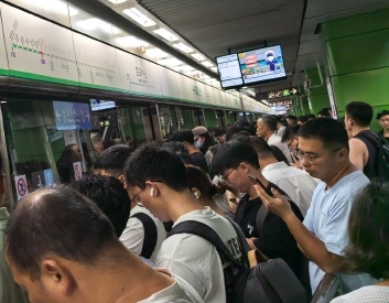 深圳地铁安检优化提速 客流通行效率显著